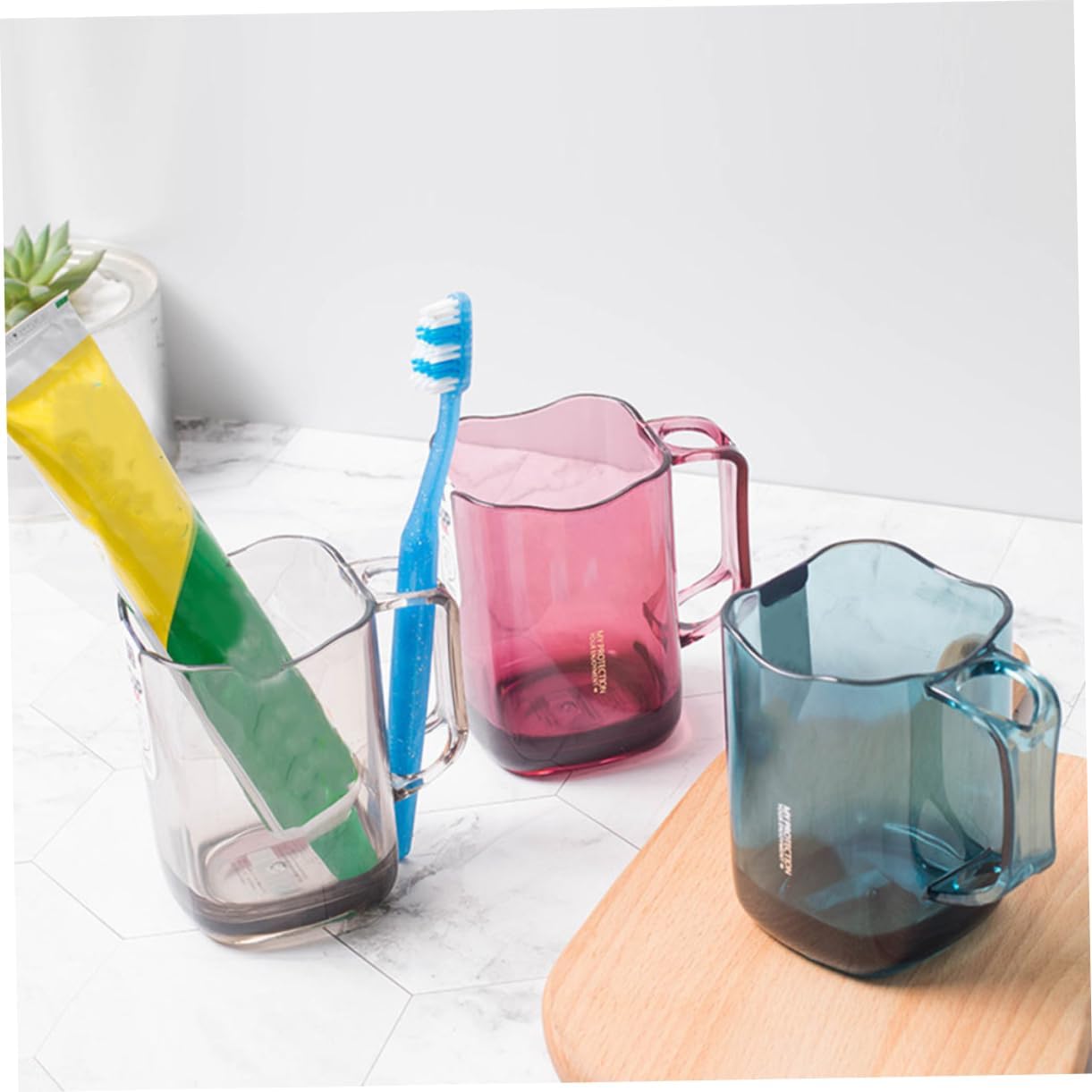 Yardenfun 1-Piece Plastic Toothbrush Cup Creative Design Compact Portable