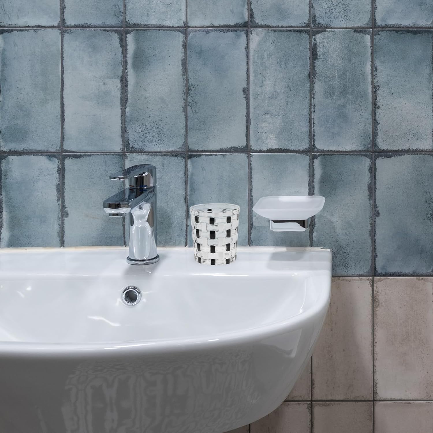 Bathroom Tumbler Glass Cup with Modern Checkerd Design